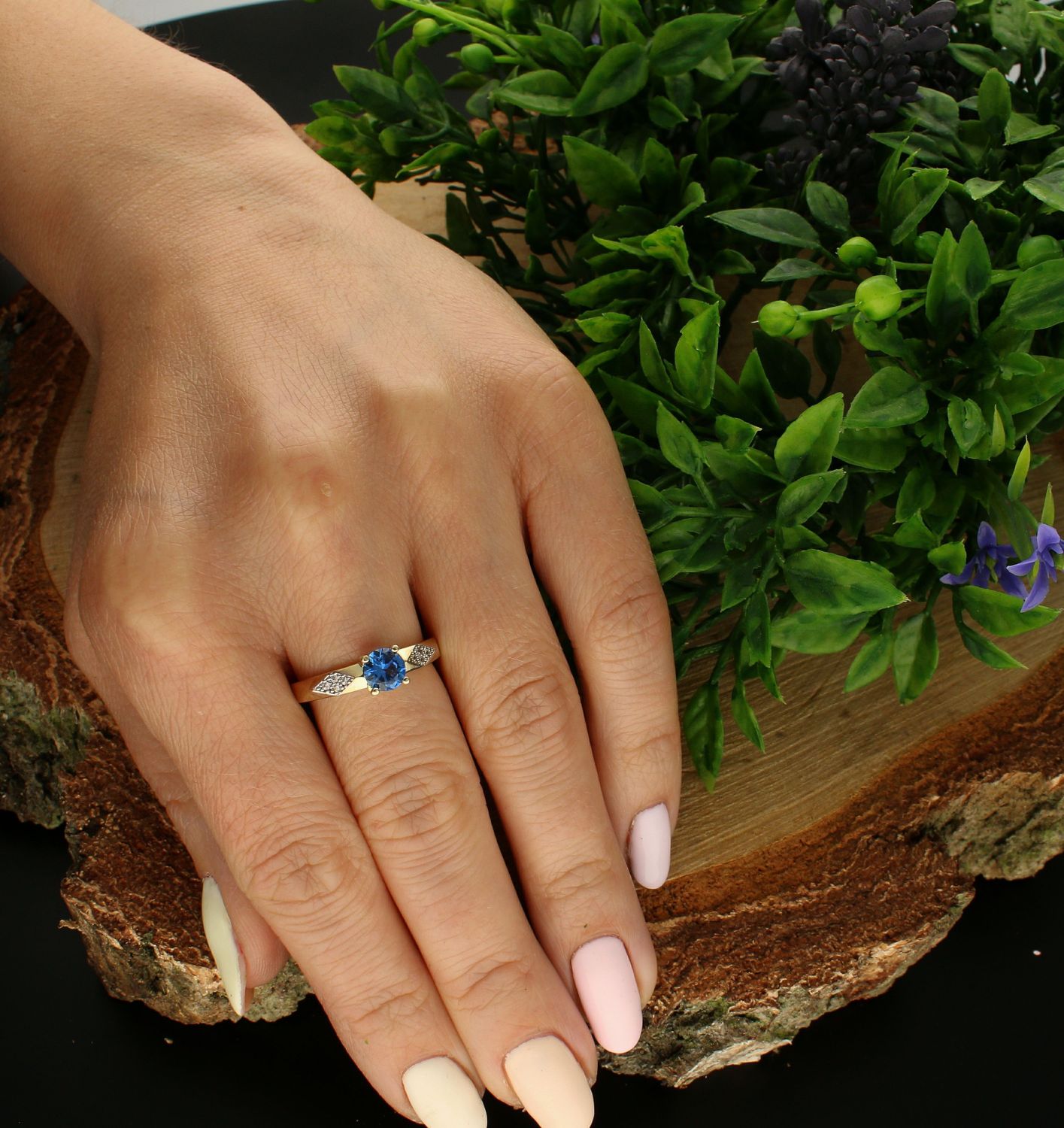 Złoty pierścionek 333 z niebieską cyrkonią PI 6048A 333. Złoty pierścionek zaręczynowy. Złoty pierścionek z cyrkoniami. Niebieska cyrkonia. Żółte złoto. Pierścionek idealny dla każdej kobiety. Piękny pierścionek na prezent (1).jpg